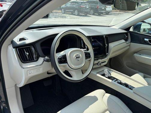 2022 Volvo XC60 B5 Inscription
