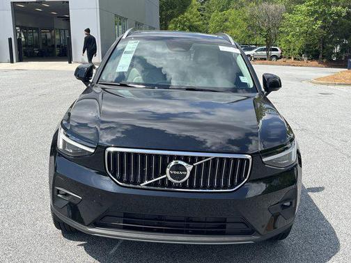 2025 Volvo XC40 B5 Ultra Bright Theme