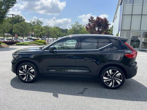 2025 Volvo XC40 B5 Ultra Bright Theme