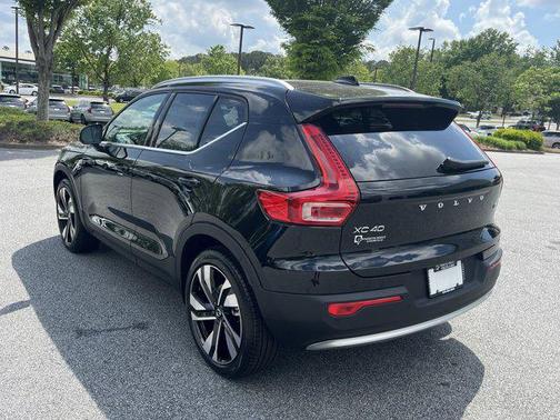 2025 Volvo XC40 B5 Ultra Bright Theme