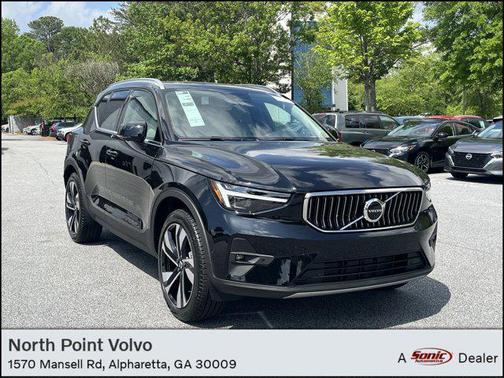 2025 Volvo XC40 B5 Ultra Bright Theme