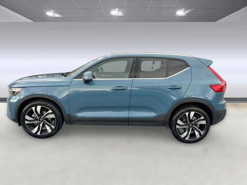 2023 Volvo XC40 B5 Plus Bright Theme
