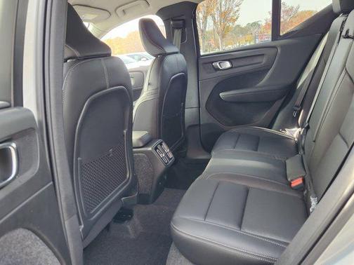 2025 Volvo XC40 B5 Core Bright Theme