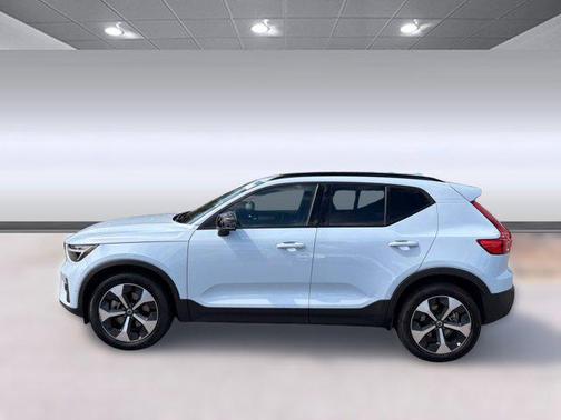 2025 Volvo XC40 B5 Plus Dark Theme