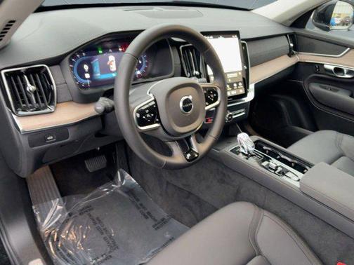 2025 Volvo XC90 B6 Plus 7-Seater