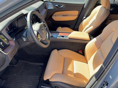 2023 Volvo XC60 B5 Ultimate Dark Theme