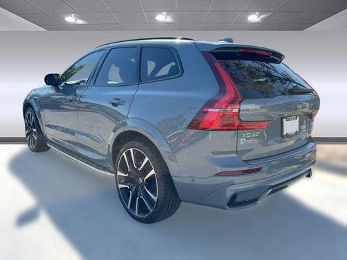 2023 Volvo XC60 B5 Ultimate Dark Theme