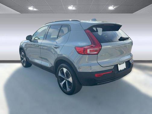 2024 Volvo XC40 B5 Plus Dark Theme