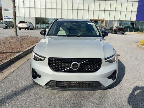 2024 Volvo XC40 B5 Plus Dark Theme