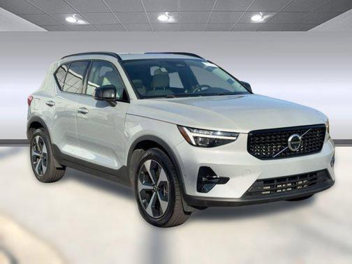 2024 Volvo XC40 B5 Plus Dark Theme