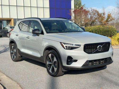 2024 Volvo XC40 B5 Plus Dark Theme