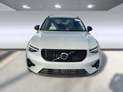 2024 Volvo XC40 B5 Plus Dark Theme