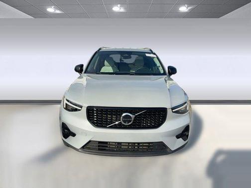 2024 Volvo XC40 B5 Plus Dark Theme