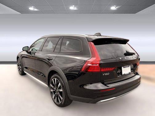 2025 Volvo V60 Cross Country Ultra, B5 AWD Gas (mild hybrid)