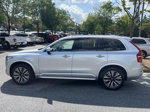 2022 Volvo XC90 T6 Momentum