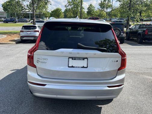 2022 Volvo XC90 T6 Momentum