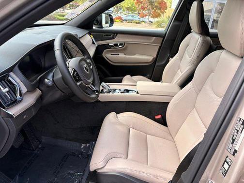 2026 Volvo XC90 B6 Ultra Dark Theme 6-Seater