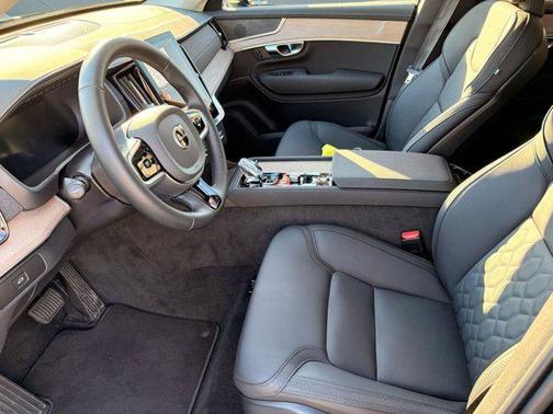 2025 Volvo XC90 B6 Plus 7-Seater