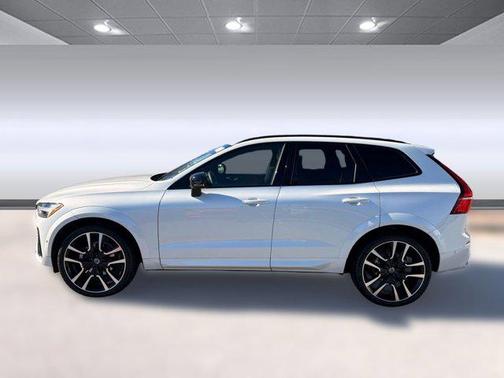 2023 Volvo XC60 B5 Ultimate Dark Theme