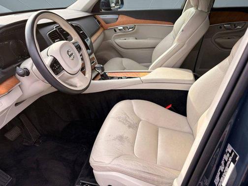 2022 Volvo XC90 T5 Momentum