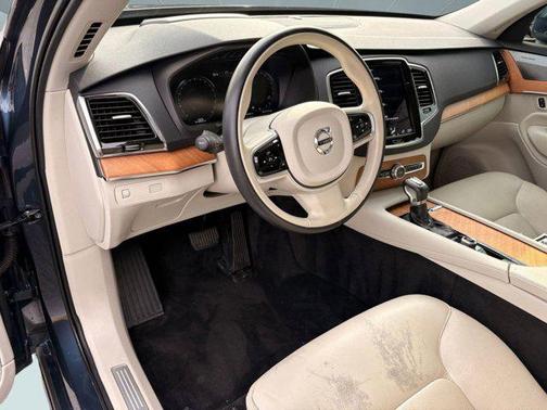 2022 Volvo XC90 T5 Momentum
