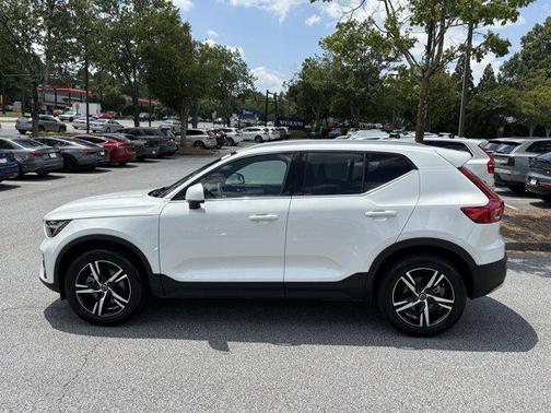 2025 Volvo XC40 B5 Core Bright Theme