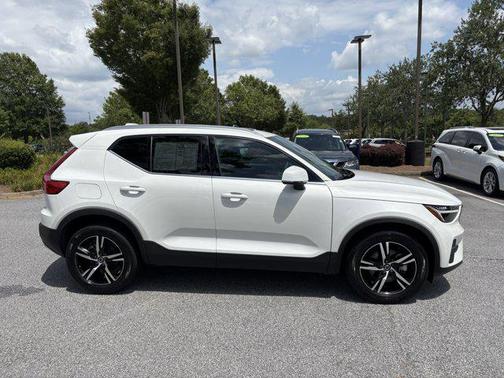 2025 Volvo XC40 B5 Core Bright Theme