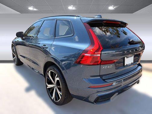 2023 Volvo XC60 B5 Ultimate Dark Theme