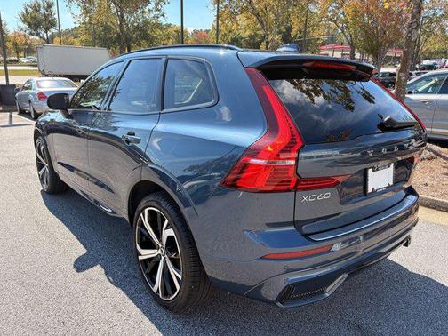 2023 Volvo XC60 B5 Ultimate Dark Theme