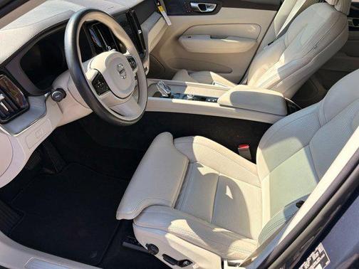 2023 Volvo XC60 B5 Ultimate Dark Theme