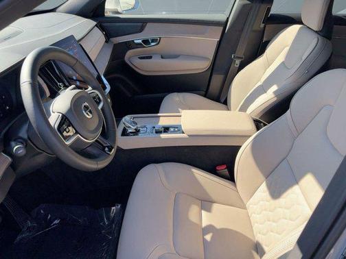 2025 Volvo XC90 B5 Plus 7-Seater