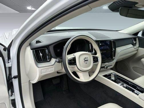2023 Volvo XC60 B5 Plus Dark Theme