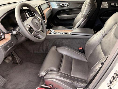 2023 Volvo XC60 B5 Ultimate Bright Theme