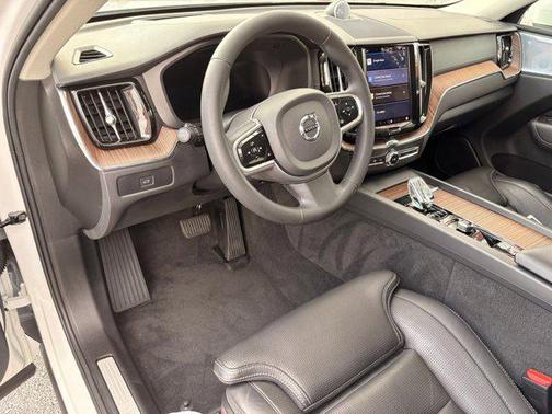 2023 Volvo XC60 B5 Ultimate Bright Theme