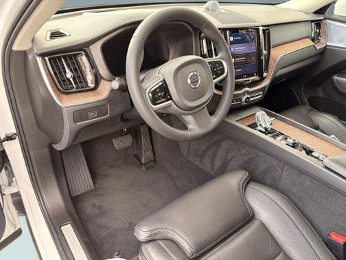 2023 Volvo XC60 B5 Ultimate Bright Theme