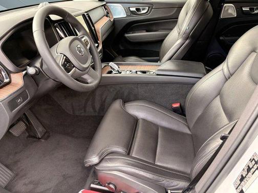 2023 Volvo XC60 B5 Ultimate Bright Theme