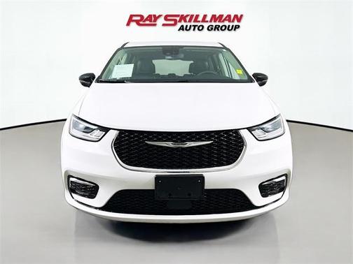 2024 Chrysler Pacifica Touring-L