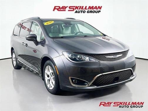 Granite Crystal Clearcoat Metallic 2019 Chrysler Pacifica Touring-L Plus
