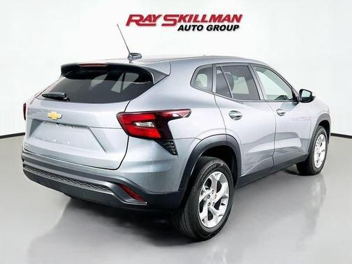 Sterling Gray Metallic 2025 Chevrolet Trax LS