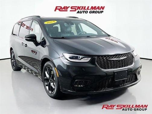 Brilliant Black Crystal Pearlcoat 2024 Chrysler Pacifica Limited