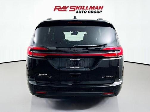 Brilliant Black Crystal Pearlcoat 2024 Chrysler Pacifica Limited