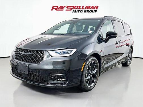 Brilliant Black Crystal Pearlcoat 2024 Chrysler Pacifica Limited