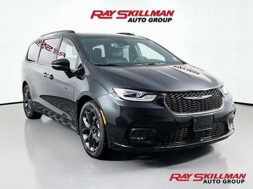 Brilliant Black Crystal Pearlcoat 2024 Chrysler Pacifica Limited
