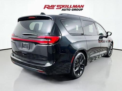 Brilliant Black Crystal Pearlcoat 2024 Chrysler Pacifica Limited