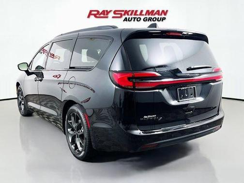 Brilliant Black Crystal Pearlcoat 2024 Chrysler Pacifica Limited