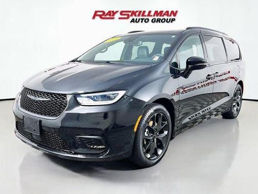 Brilliant Black Crystal Pearlcoat 2024 Chrysler Pacifica Limited