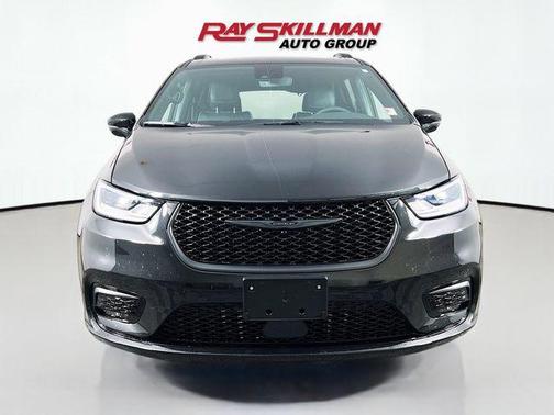 Brilliant Black Crystal Pearlcoat 2024 Chrysler Pacifica Limited