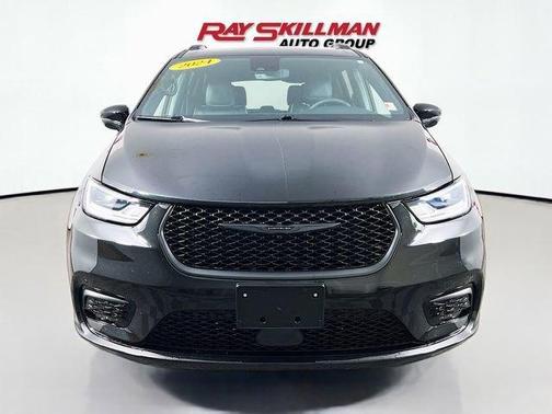 Brilliant Black Crystal Pearlcoat 2024 Chrysler Pacifica Limited