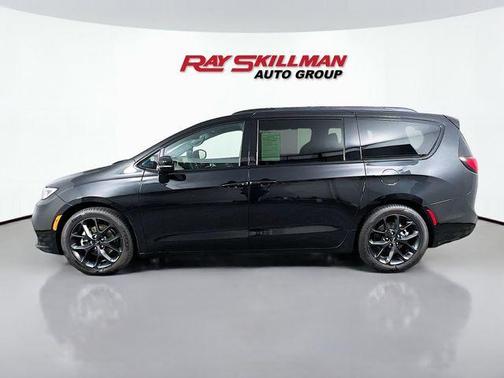 Brilliant Black Crystal Pearlcoat 2024 Chrysler Pacifica Limited