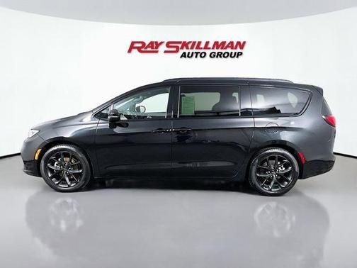 Brilliant Black Crystal Pearlcoat 2024 Chrysler Pacifica Limited